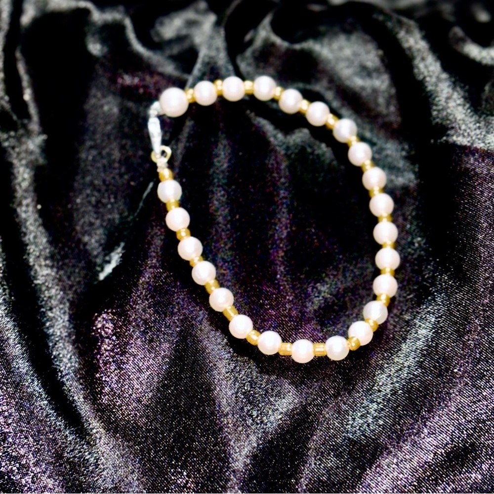 Elegant Pearl Bracelet with Gold Accents